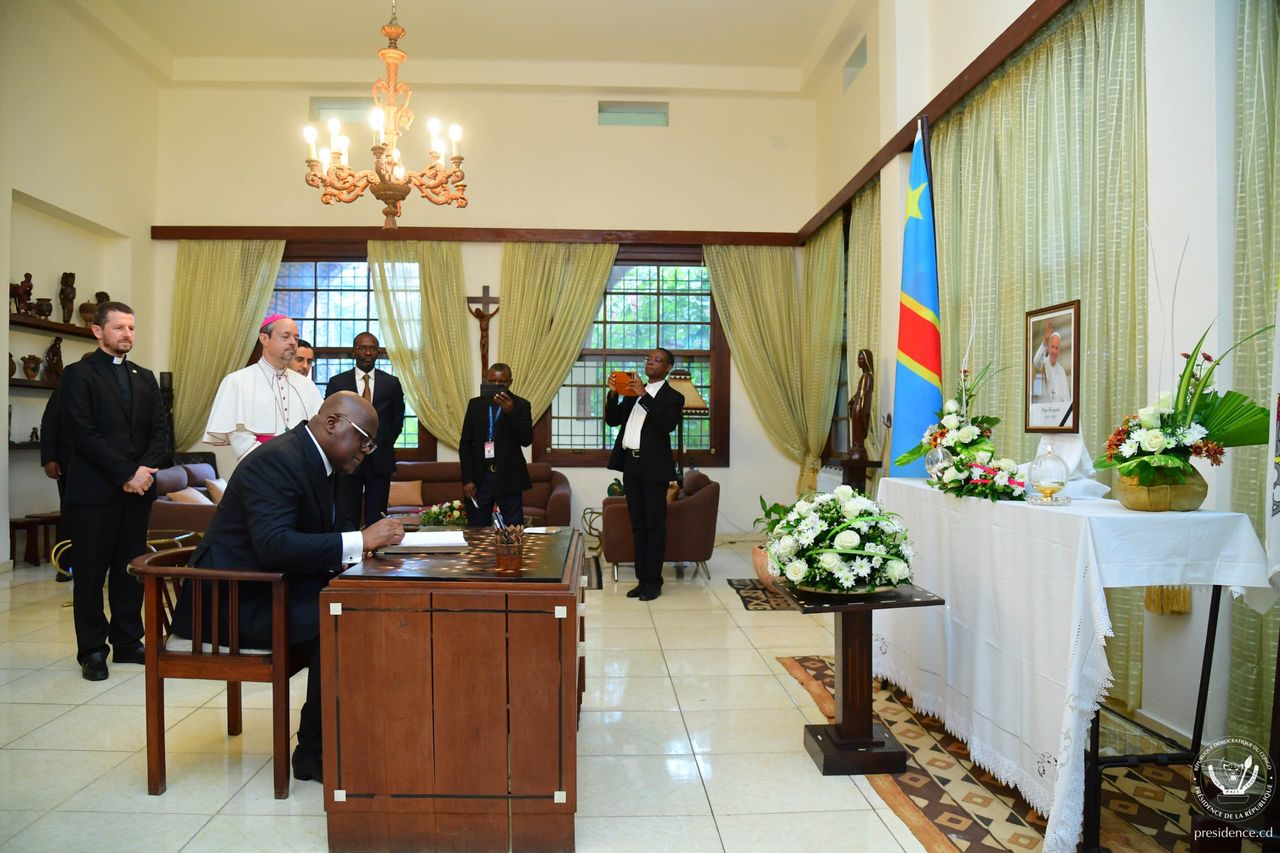 RDC : Tshisekedi rend hommage au Pape François à la Nonciature apostolique de Kinshasa