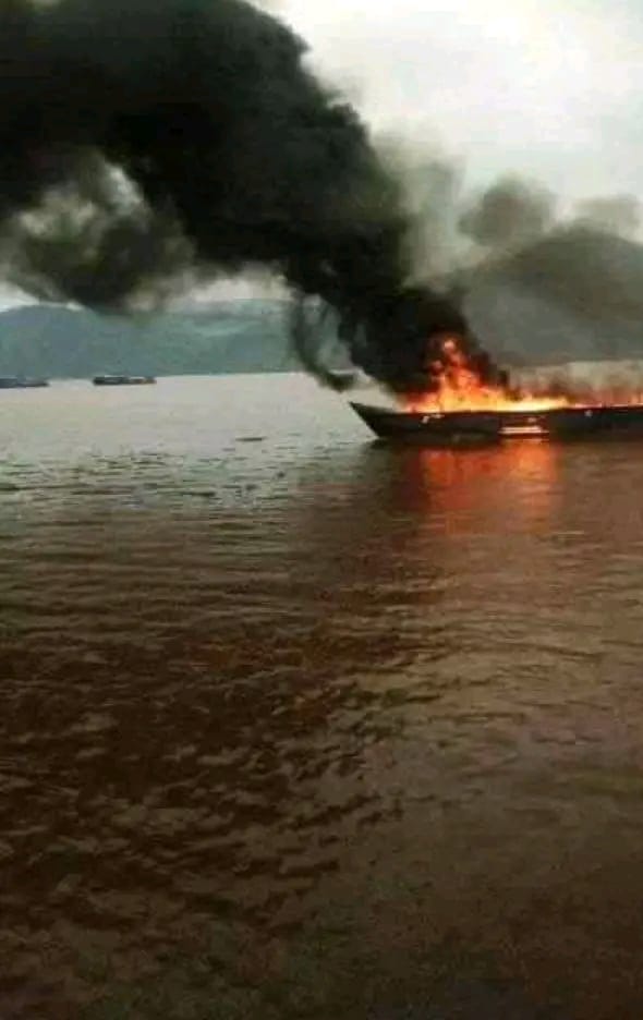 Kisangani : cinq blessés graves dans l&rsquo;incendie nocturne d&rsquo;une baleinière sur le fleuve Congo