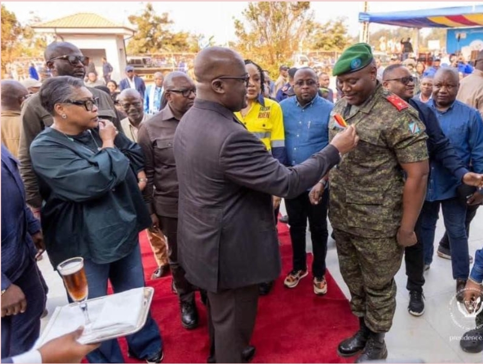 RDC : Félix Tshisekedi décore le général Kasongo Kabwik pour ses succès au Service national et la salubrité de Kinshasa