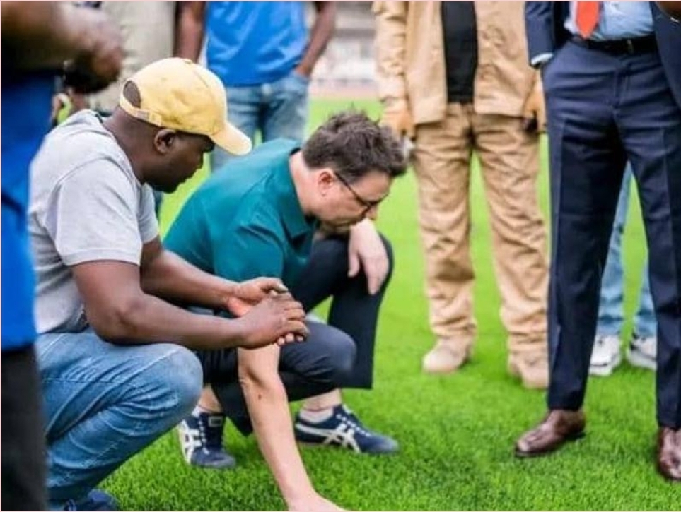 CAN 2027 : la FIFA certifie la nouvelle pelouse du stade des Martyrs avant le choc RDC – Guinée équatoriale CAN 2027 : la FIFA certifie la nouvelle pelouse du stade des Martyrs avant le choc RDC – Guinée équatoriale