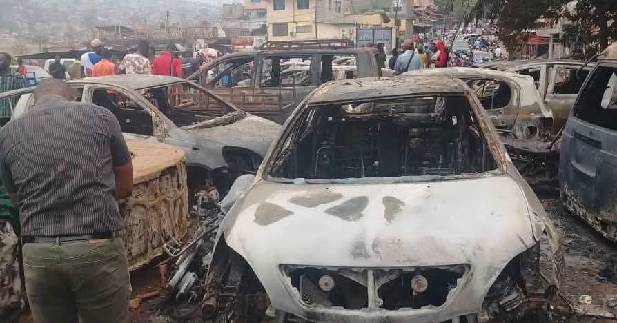 Matadi : Une vingtaine de véhicules incendiés après la mort par balle d’un motocycliste Matadi : Une vingtaine de véhicules incendiés après la mort par balle d’un motocycliste