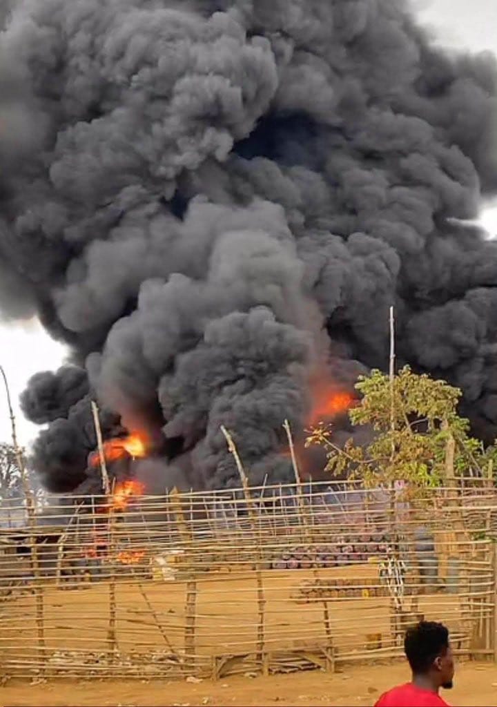 Kongo central : un incendie ravage plusieurs dépôts de carburant à la frontière d’Incat à Moanda Kongo central : un incendie ravage plusieurs dépôts de carburant à la frontière d’Incat à Moanda