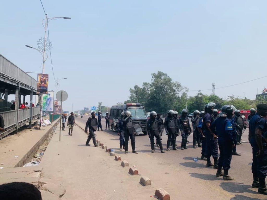 Kinshasa : Tensions et gaz lacrymogènes lors de la marche de l’opposition contre la révision constitutionnelle