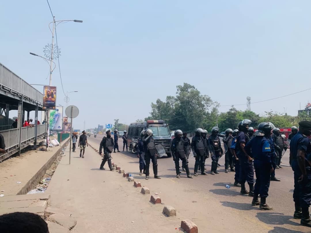 Kinshasa : Tensions et gaz lacrymogènes lors de la marche de l’opposition contre la révision constitutionnelle