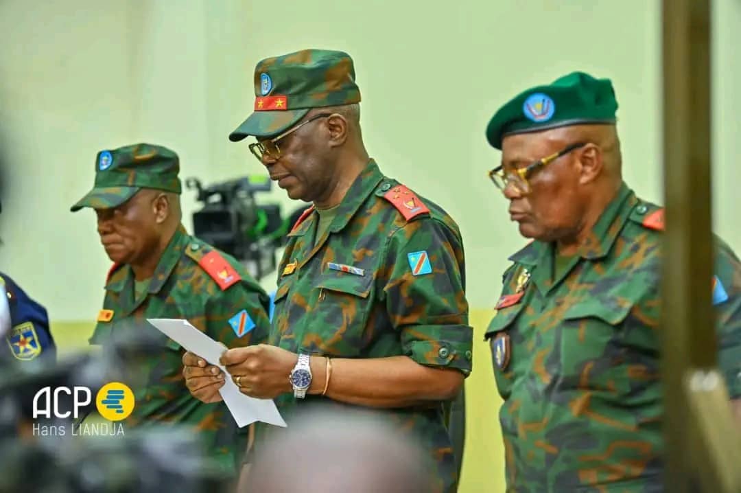 RDC : Kinshasa suspend jusqu’à nouvel ordre les voyages à l’étranger des officiers généraux et supérieurs des FARDC