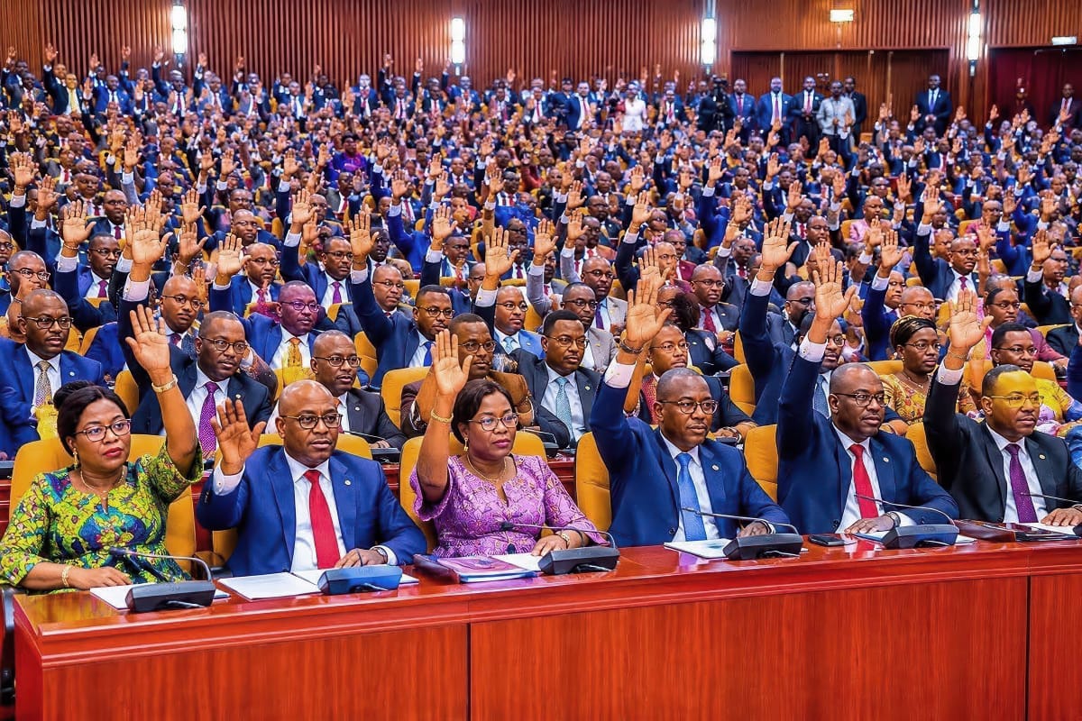 RDC : à l’Assemblée nationale, un vote qui pourrait ouvrir à Tshisekedi une voie vers un troisième mandat sans nouvelle Constitution